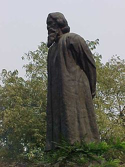 rabindra nath tagore statue