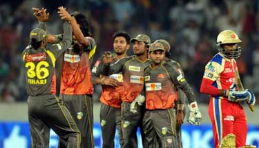 Sunrisers beat RCB by 5 runs in superover finish 
