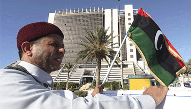 One killed as Libyans storm militia bases