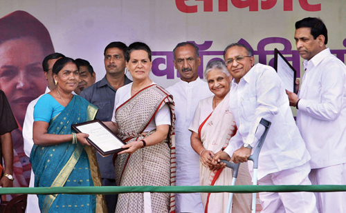 sonia-with-jaipal.jpg