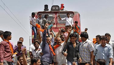 Bharat bandh: SP men halt train in Allahabad